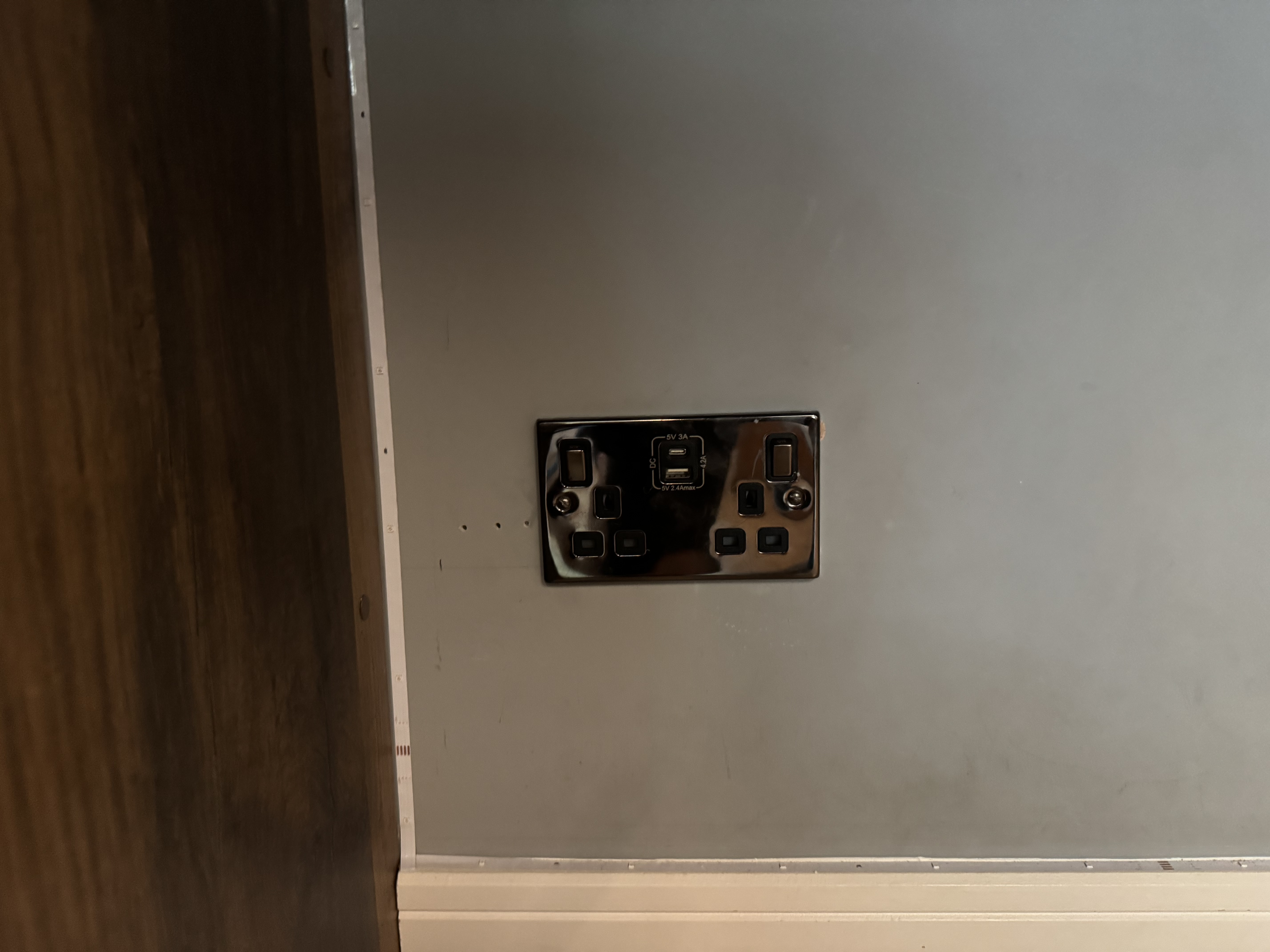 Outdoor bulkhead light